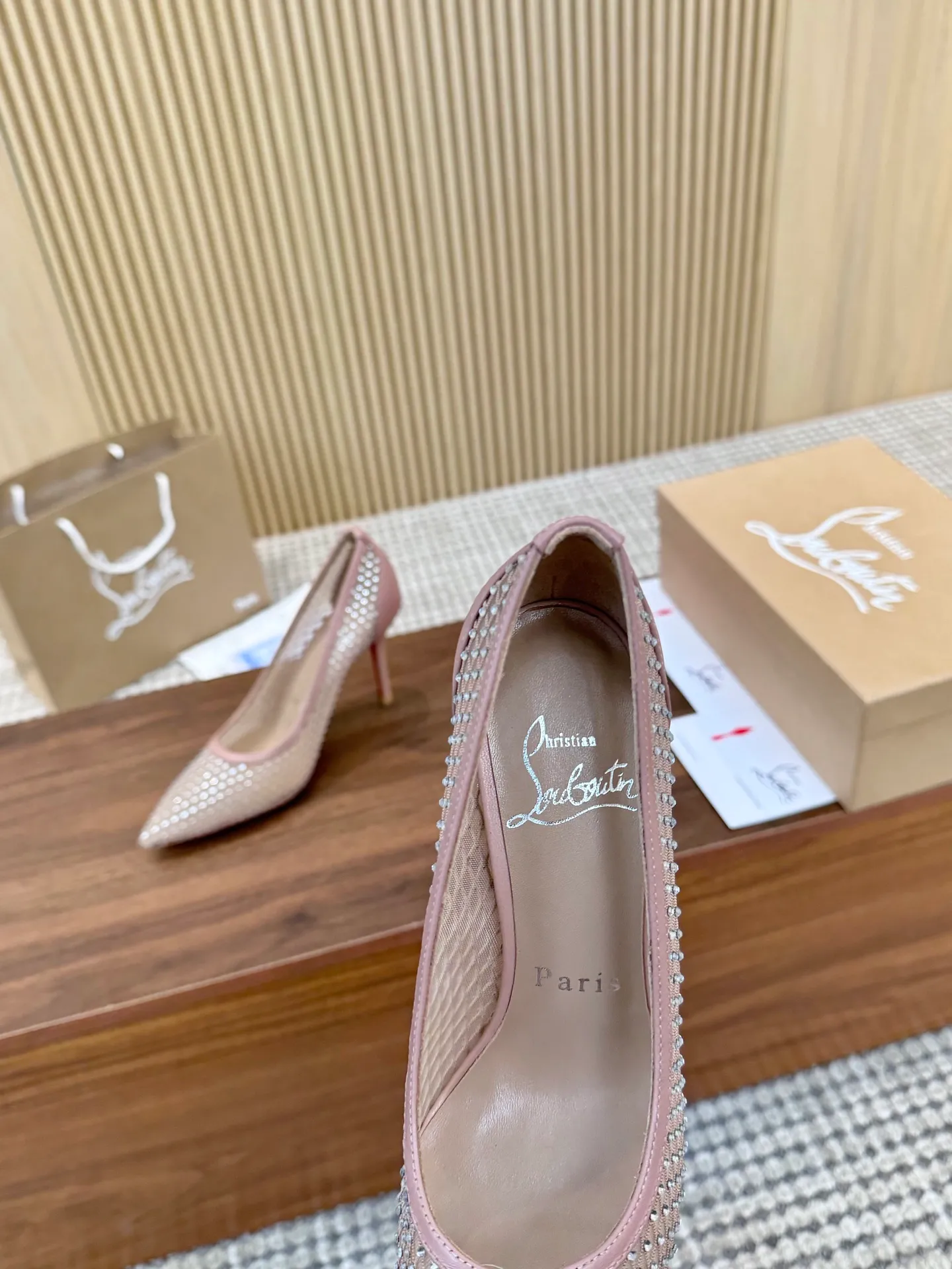 👟👟Ex-factory price 440👟👟 Genuine leather sole +40 Year-round shipment💝Christian Louboutin CL👠 Classic "💎Cow Patent Leather💎Series" noble and luxurious, real blingbling✨ Real materials, all customized by the pattern maker, and the materials are made of original customized materials, achieving the taste of the original 6 color options💍 Upper: imported 👉cow patent leather💪 lining: sheepskin foot pad/lining code number: 34-40.41.42 heel height: two options: 10.5cm and 8.5cm